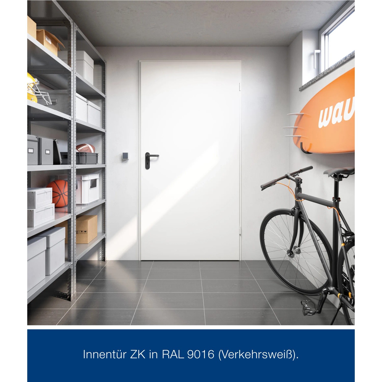 Hörmann ZK Innentür, verkehrsweiß, mit Drückergarnitur in Kelleraum mit Regalen und Fahrrad.