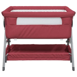 Rotes Babybett mit Matratze aus Leinenstoff, höhenverstellbar, mit praktischem Aufbewahrungskorb.
