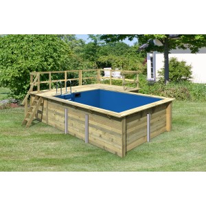 Karibu Holzpool mit Sonnenterrasse und Leiter im Garten.