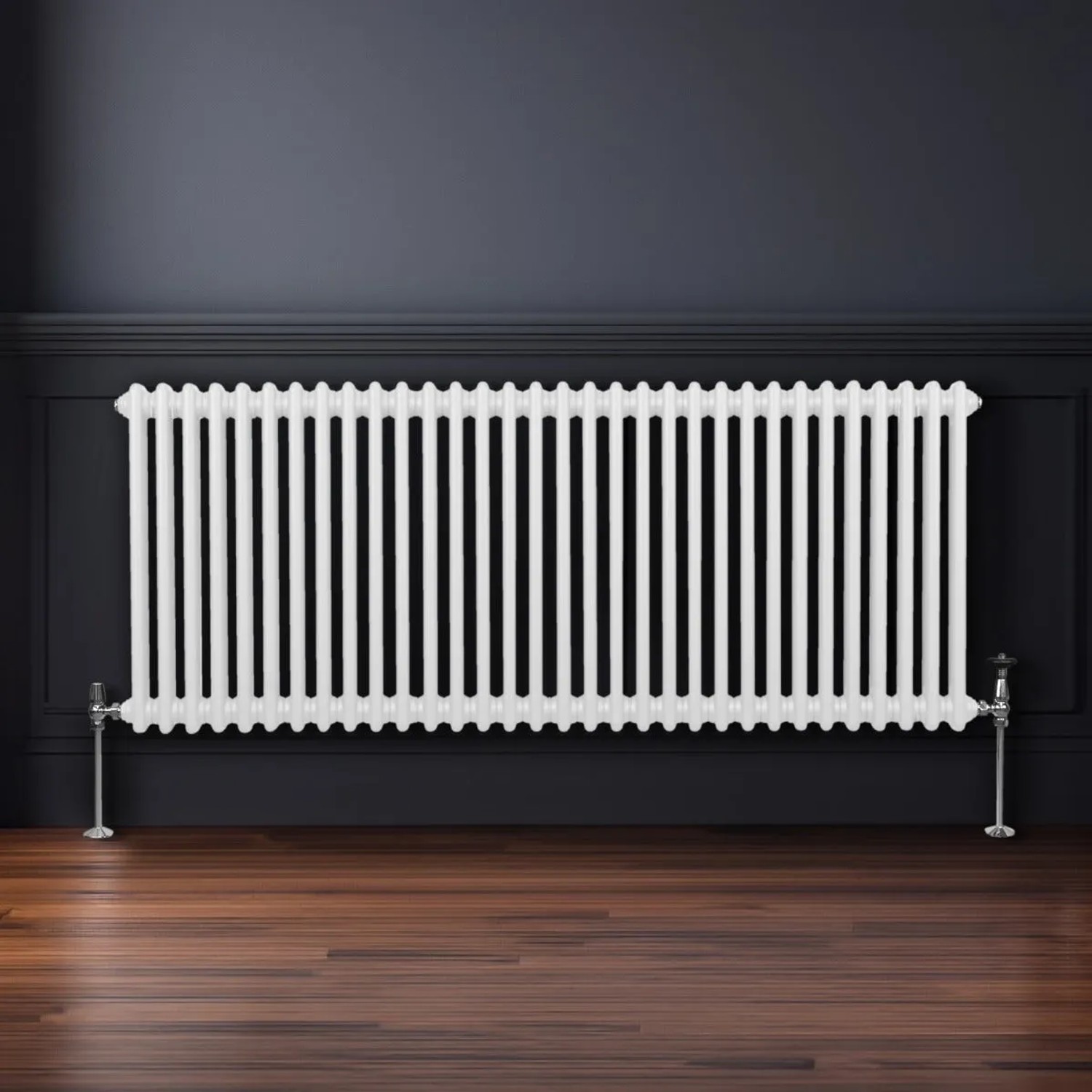 Weißer Monstershop Heizkörper, traditionell, 2-spaltig, 600x1462mm vor dunkler Wand.