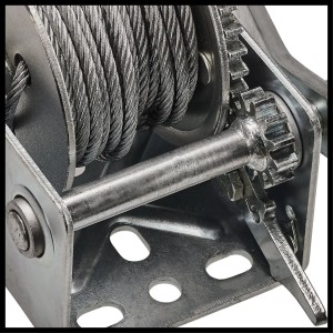 Detailaufnahme der Einhell Handseilwinde TC-WI 500 mit Drahtseil und Rücklaufsperre.