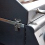 Detailaufnahme: Grillfürst G201E Gasgrill, Fokus auf Verschluss und Edelstahl-Elemente.