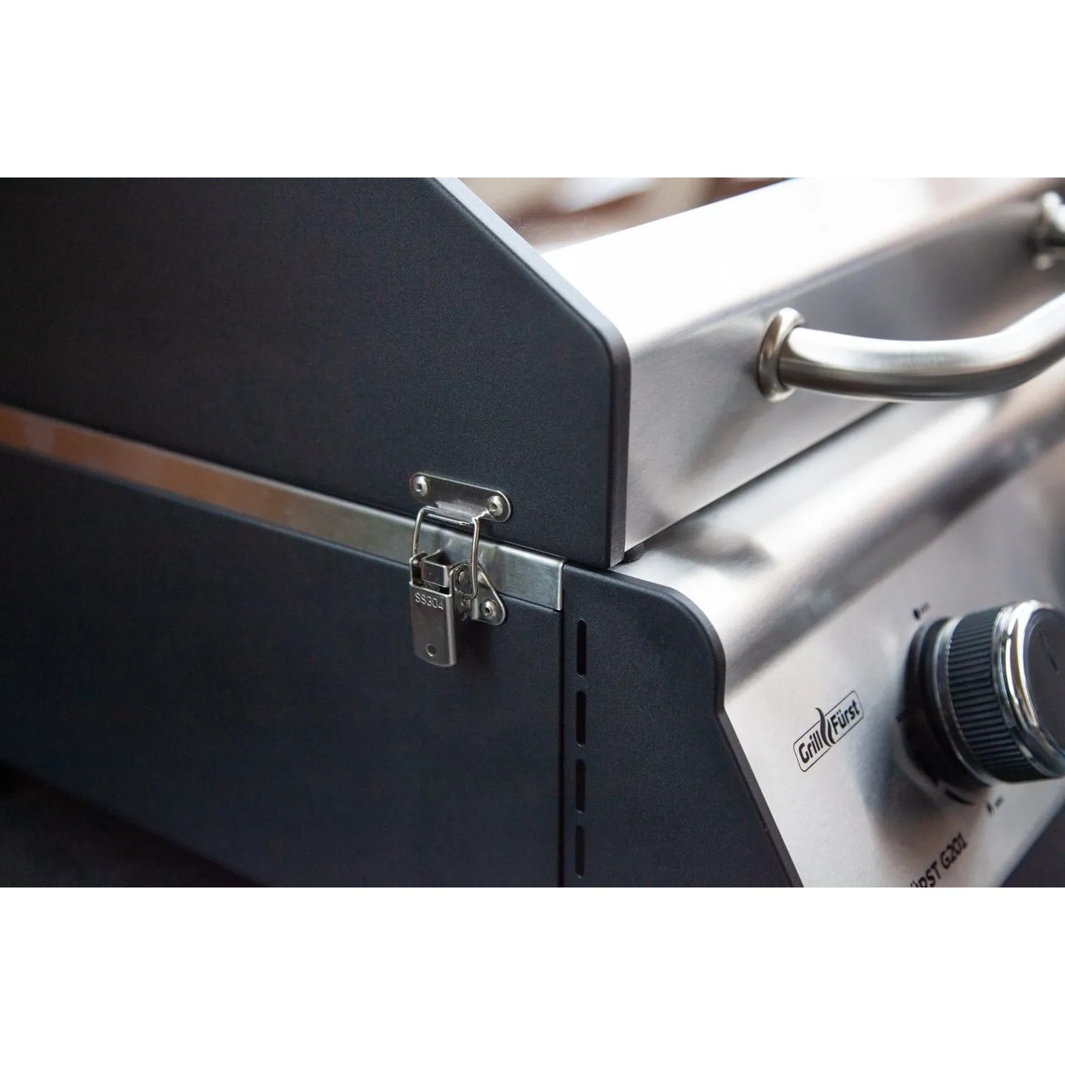 Detailaufnahme: Grillfürst G201E Gasgrill, Fokus auf Verschluss und Edelstahl-Elemente.
