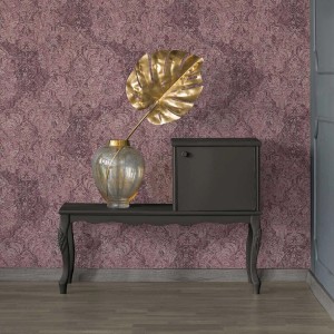 Weinrote Barock Tapete mit Ornamenten als Wanddeko im Shabby Chic Stil.