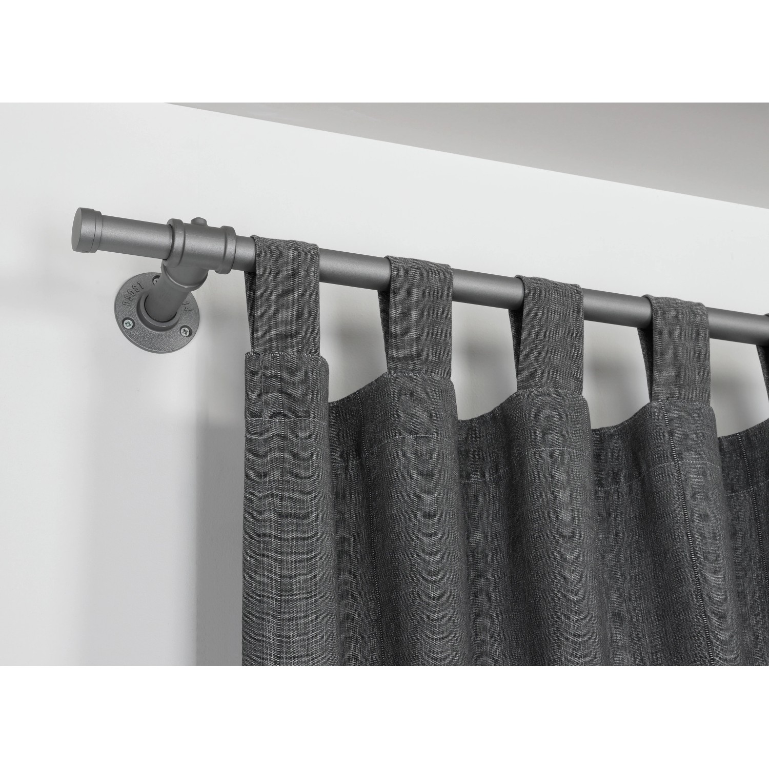 Gardinia Gardinenstange Industrial Home, Ø 25 mm, silber, 240 cm mit grauen Vorhängen.