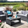 Allibert Loungeset Monaco, 4-teilig, graphitgrau, mit Tisch, Bank und zwei Sesseln im Garten.