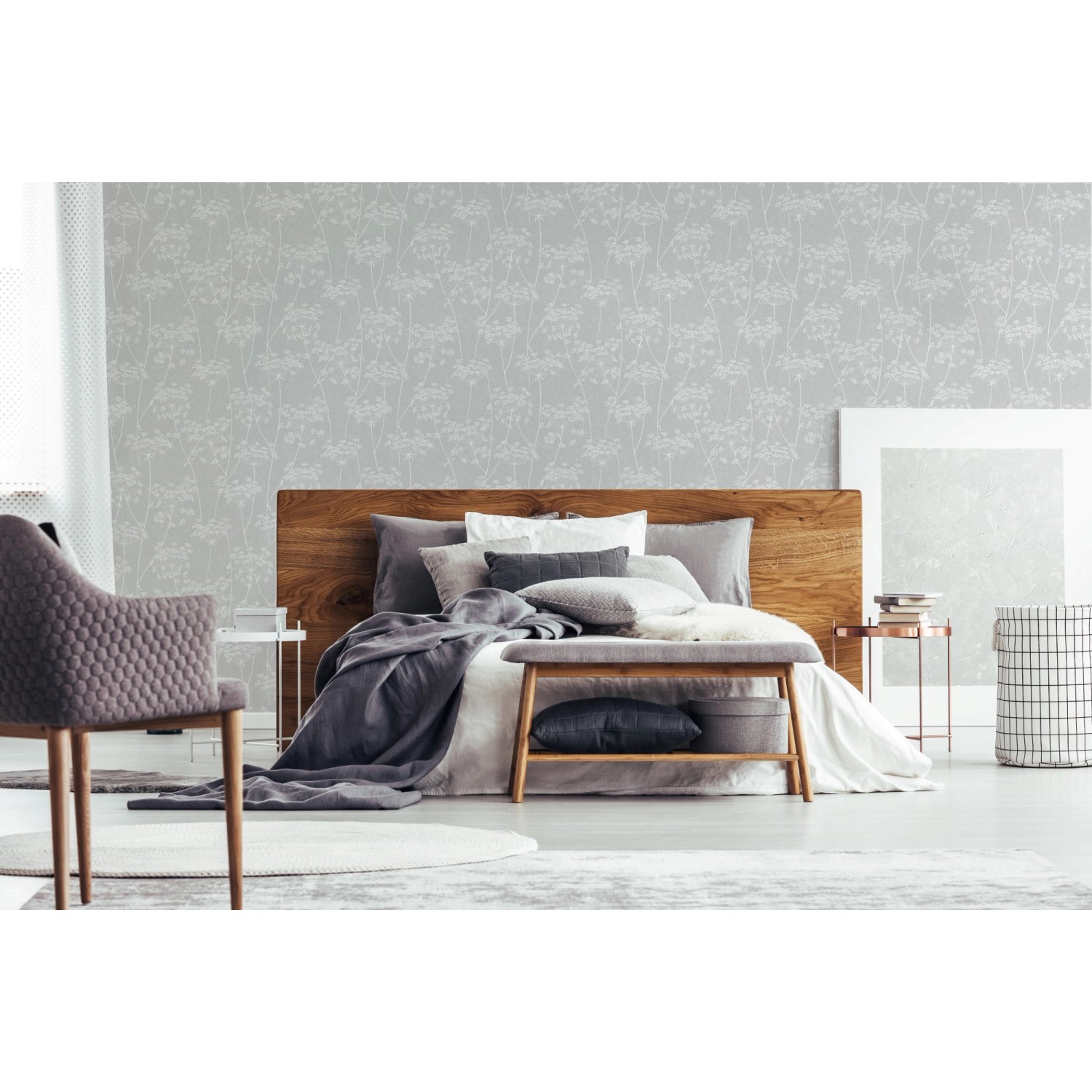 Schlafzimmer mit grauer Vliestapete Aura Grey mit filigranen Blumen von Superfresco Easy.