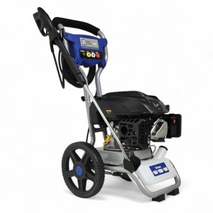 Mobiler DeTec. Hochdruckreiniger mit 6 PS Benzinmotor und Rädern für den flexiblen Einsatz.