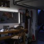 Eingeschaltete Ledvance LED-Lichtleiste Switch Batten 60cm in Werkstatt mit Werkbank.