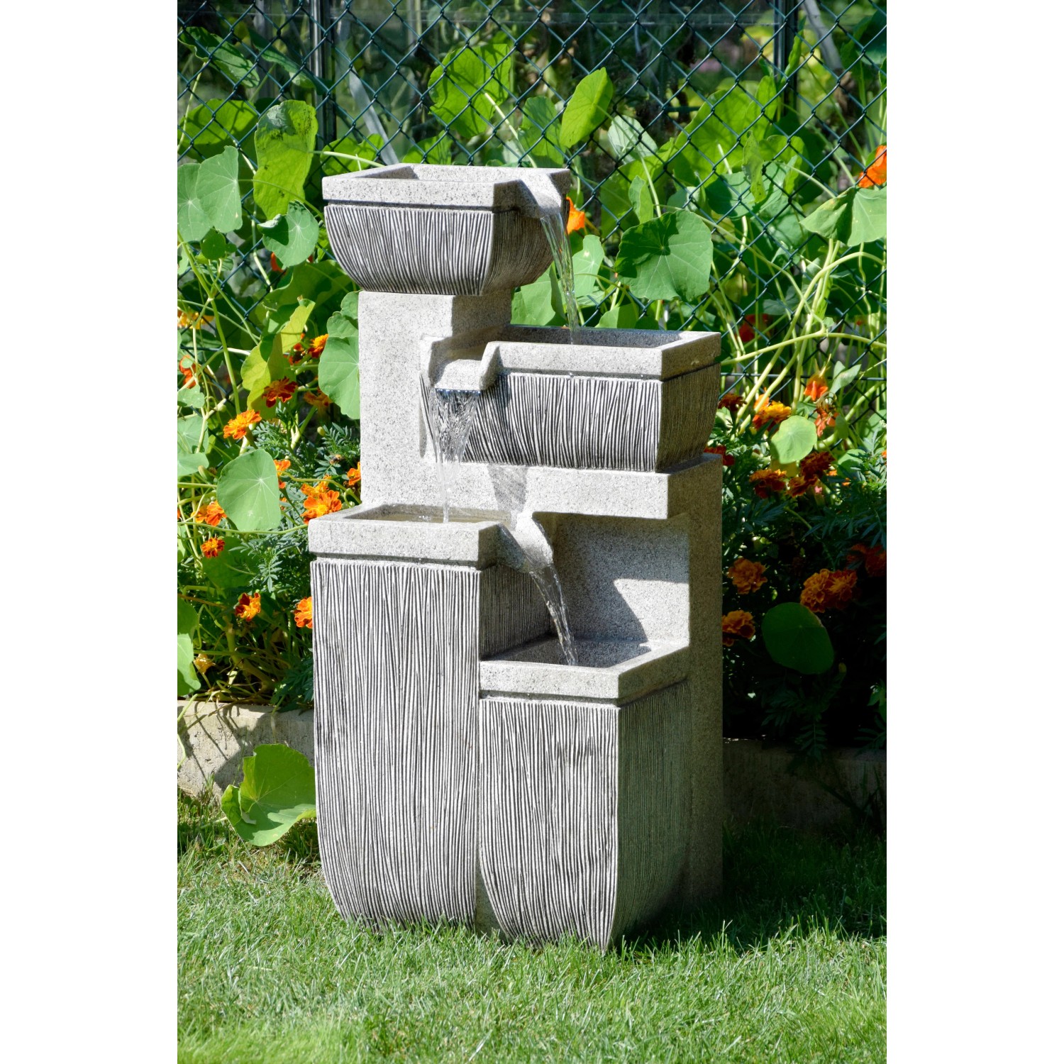 Großer, mehrstufiger Design-Gartenbrunnen (H 80 cm) aus Kunststein mit LED-Beleuchtung.