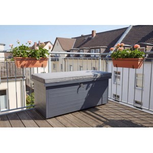 Anthrazitfarbene Stahl Aufbewahrungsbox mit grauem Sitzkissen auf Holzbalkon. Ideal als Gartenbox oder Bank.