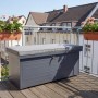Anthrazitfarbene Stahl Aufbewahrungsbox mit grauem Sitzkissen auf Holzbalkon. Ideal als Gartenbox oder Bank.