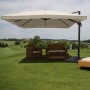 Quadratischer, creme-grauer MCW Ampelschirm 3,5x3,5m mit Ständer und Gartenmöbeln.