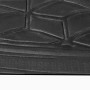 Nahaufnahme der schwarzen, robusten Apa Kofferraummatte mit rutschhemmender Oberfläche und geometrischem Profil.