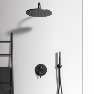 Ideal Standard Ceraline Unterputz Badearmatur in Schwarz mit Kopf- und Handbrause.