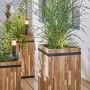 Pflanzwerk® Tower Pflanzkübel aus Akazienholz, 48x28x28 cm, mit Bepflanzung im Garten.