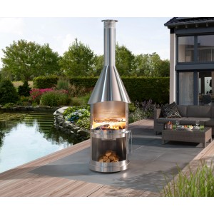 Buschbeck Gartengrillkamin Sydney aus Edelstahl mit Grillrost und Holzfach im Garten.