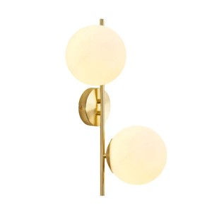 Moderne goldene Wandleuchte mit zwei leuchtenden weißen Glaskugeln und E27 Fassung.