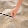 Detailaufnahme: Hand befestigt Hering der Pavillo Strandmuschel im Sand.