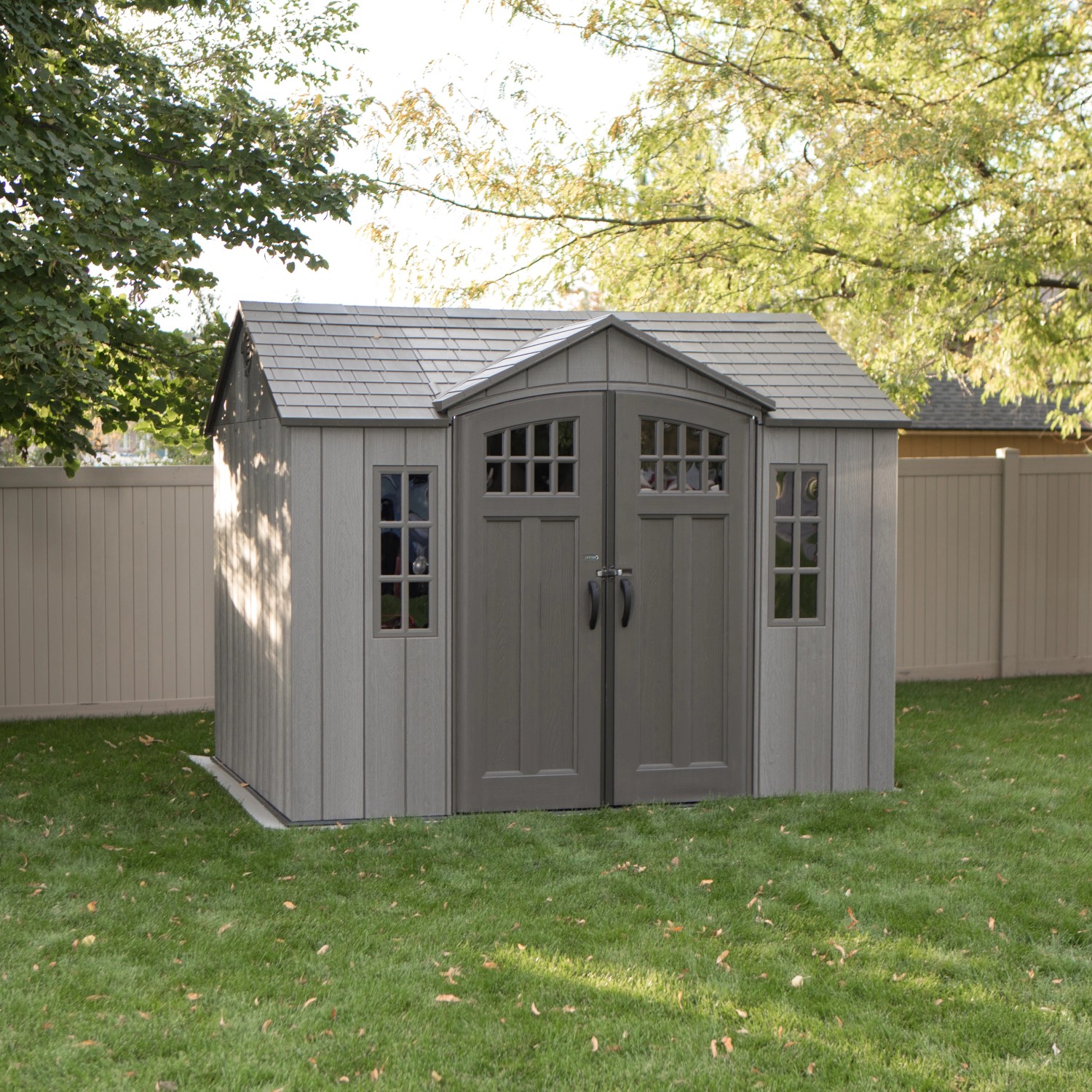 Lifetime Gerätehaus Saturn, 6,6 m², aus Kunststoff mit Doppeltür und Fenster.