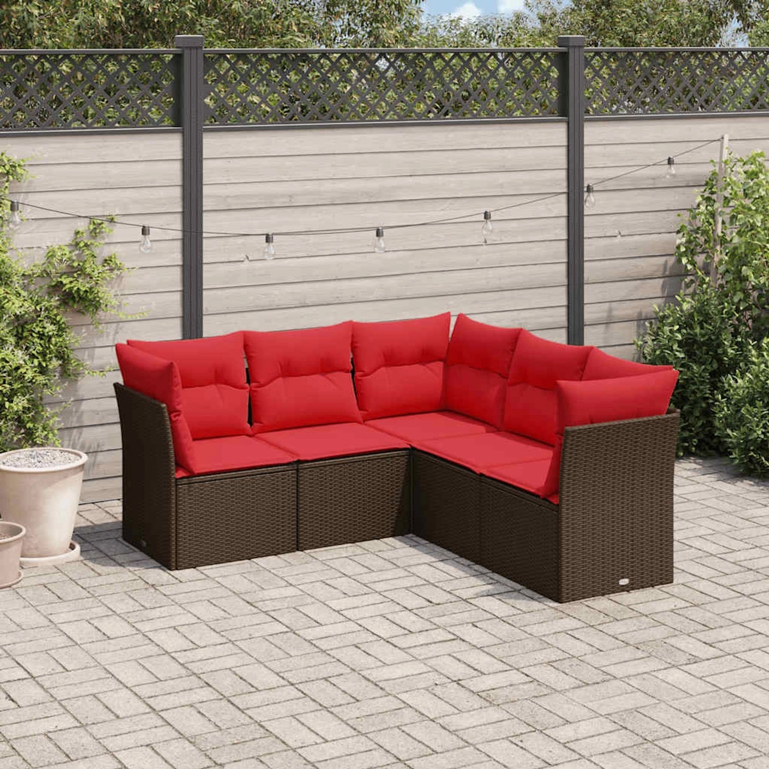 Braune vidaXL Garten-Sofagarnitur aus Rattan mit roten Kissen für Terrasse und Garten.