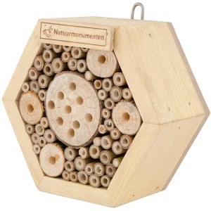 CJ Insektenhotel Hexagon S für Bienen aus Holz mit Röhren als Nisthilfe.