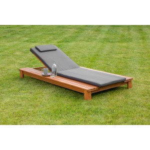 Gartenliege Viana aus geöltem Eukalyptusholz mit anthrazitfarbener Auflage und seitlicher Ablage.