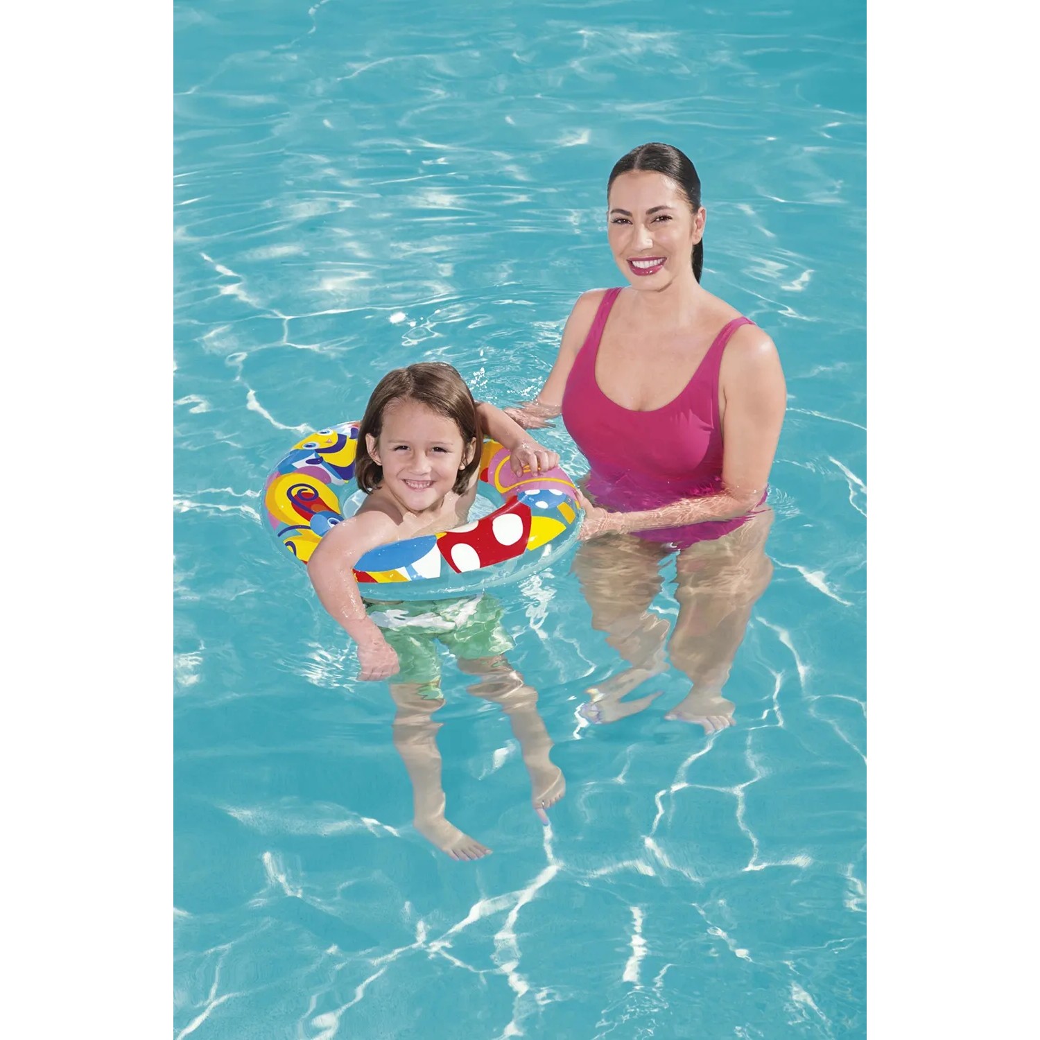 Kind mit Bestway Schwimmring Aquarium (Ø 56cm) im Wasser, betreut von Erwachsenem.