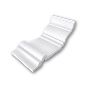 Musterstück einer weißen PROFHOME Eckleiste/Deckenleiste, ca. 10 cm lang.