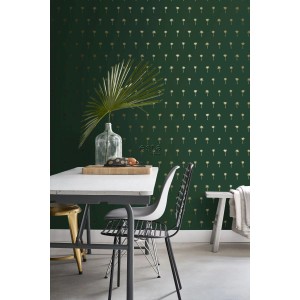 ESTAhome Vliestapete mit goldenen Palmen auf smaragdgrünem Grund. Dekorative Tapete für ein tropisches Wohnambiente.