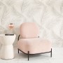 Szene mit Erismann Vliestapete Guido Maria Kretschmer Fashion for Walls 3 Palmblätter, rosa Sessel und Beistelltisch.