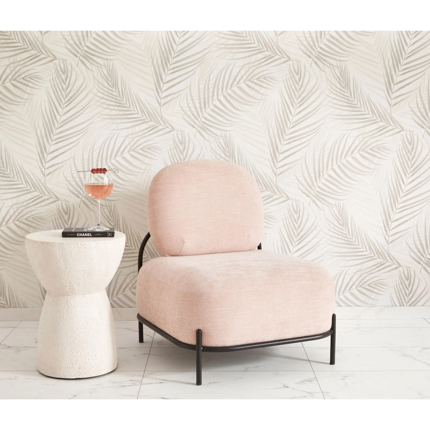Szene mit Erismann Vliestapete Guido Maria Kretschmer Fashion for Walls 3 Palmblätter, rosa Sessel und Beistelltisch.
