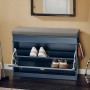 Blaue SoBuy Schuhbank mit grauem Sitzkissen, zwei offene Klappen zeigen Schuhe im Flur. Schmal & modern.