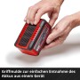 Einhell Power X-Change 18V Akku in rotem Gehäuse wird von Hand gehalten.