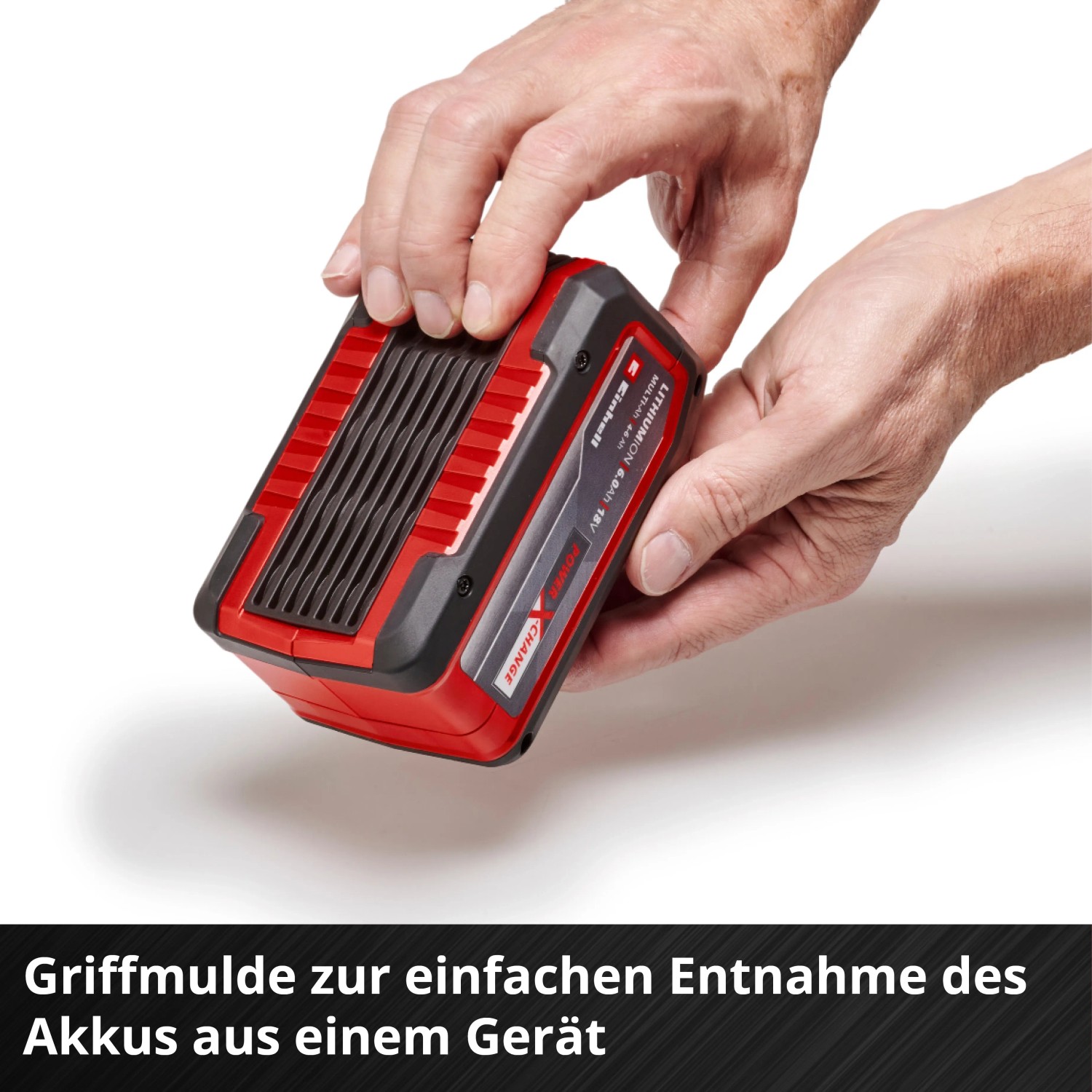 Einhell Power X-Change 18V Akku in rotem Gehäuse wird von Hand gehalten.