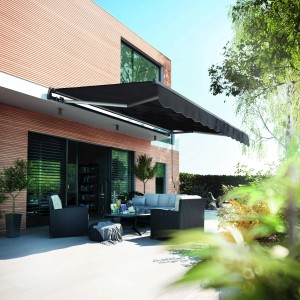 Anthrazitfarbene Gelenkarmmarkise Aventura 3x2m spendet Schatten auf Terrasse mit Gartenmöbeln.