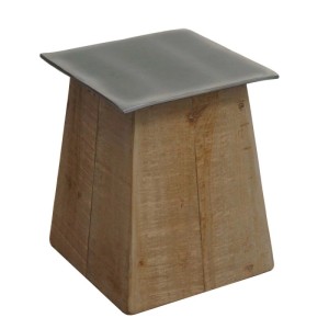 MCW Hocker L76 aus naturfarbenem Tannenholz mit quadratischer Sitzfläche in dunkler Metall-Optik im Industrie-Design.