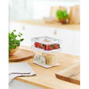 Rotho Cauma Kühlschrankorganizer-Set, 2 transparente Behälter mit Erdbeeren und Käse.