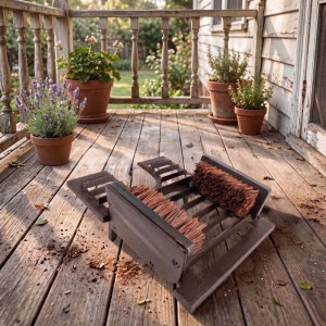 Brauner Gusseisen Schuhabstreifer mit robusten Bürsten und Schuhauszieher auf Holzterrasse. Ideal für Stiefelreinigung.