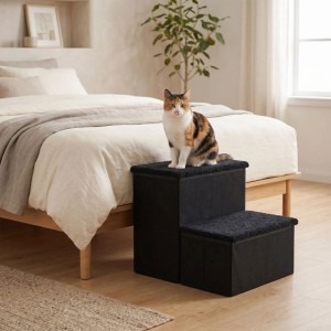 Schwarze faltbare Hundetreppe mit 2 Stufen und Stauraum. Eine Katze nutzt die Aufstiegshilfe am Bett.