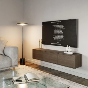 Selsey TV-Hängeboard Framme 150 cm in Walnuss-Holzoptik, wandmontiert, mit drei grifflosen Fächern im modernen Wohnzimmer.