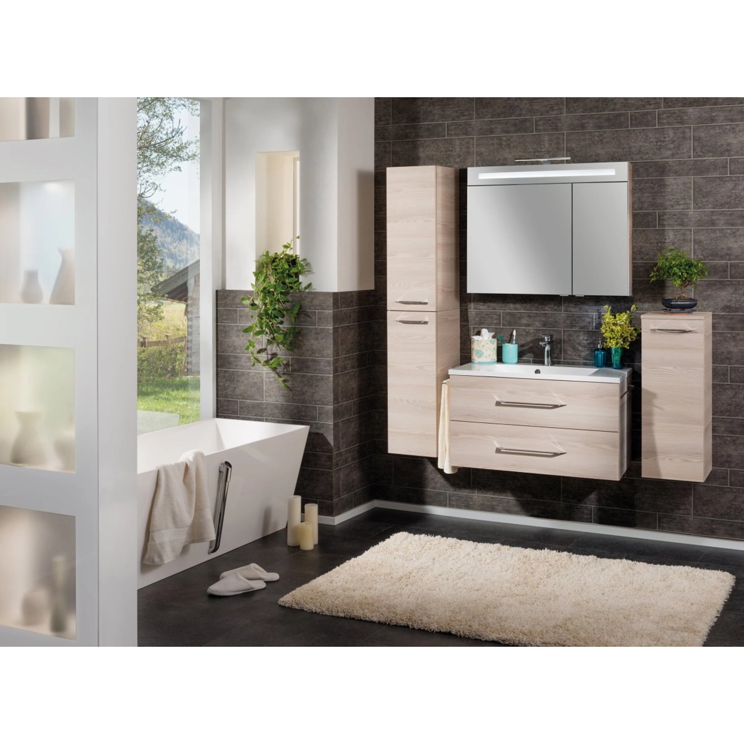 Fackelmann Spiegelschrank B.Clever Alaska Esche 90 cm im Badezimmer mit Waschbecken und Badewanne.