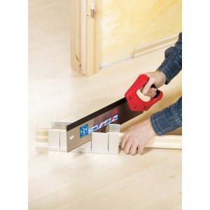 LUX Gehrungsschneidlade Alu Comfort im Einsatz mit Handsäge für präzise Schnitte.