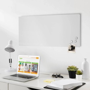 Weiße Banjado Magnettafel aus Metall (78x37cm) mit Magneten als Memoboard an der Wand.