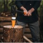 Fiskars Dreh-Spaltkeil Safe-T in Aktion mit Hammer auf Holzstamm, sicheres Spalten von Holz.