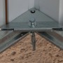 Detailaufnahme: Verankerung des Yardmaster Gerätehauses mit Bolzen und Metallecken.