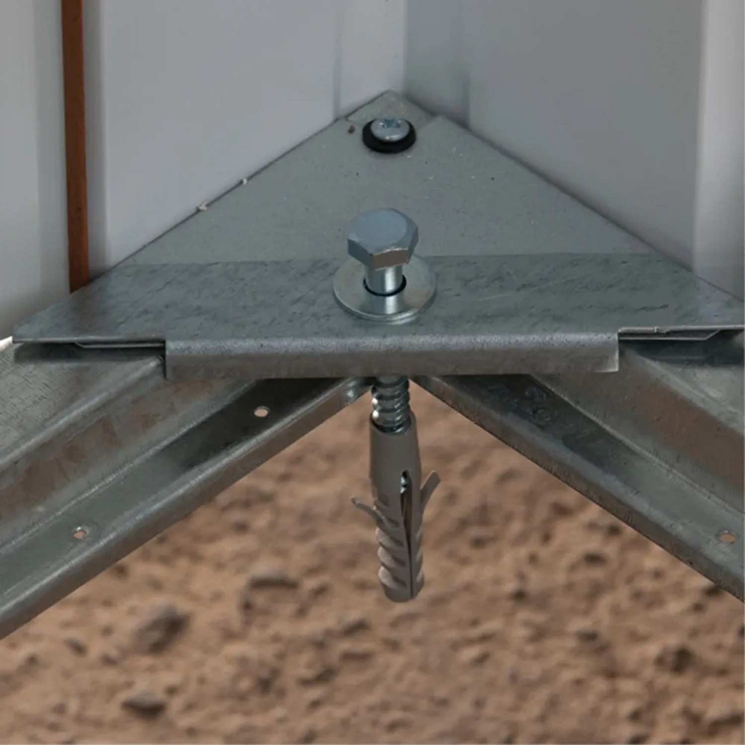 Detailaufnahme: Verankerung des Yardmaster Gerätehauses mit Bolzen und Metallecken.