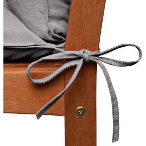 Hellgraue Deckchairauflage mit Befestigungsband, als Schleife an braunem Holzstuhl befestigt. Detail für Gartenstuhlauflagen.