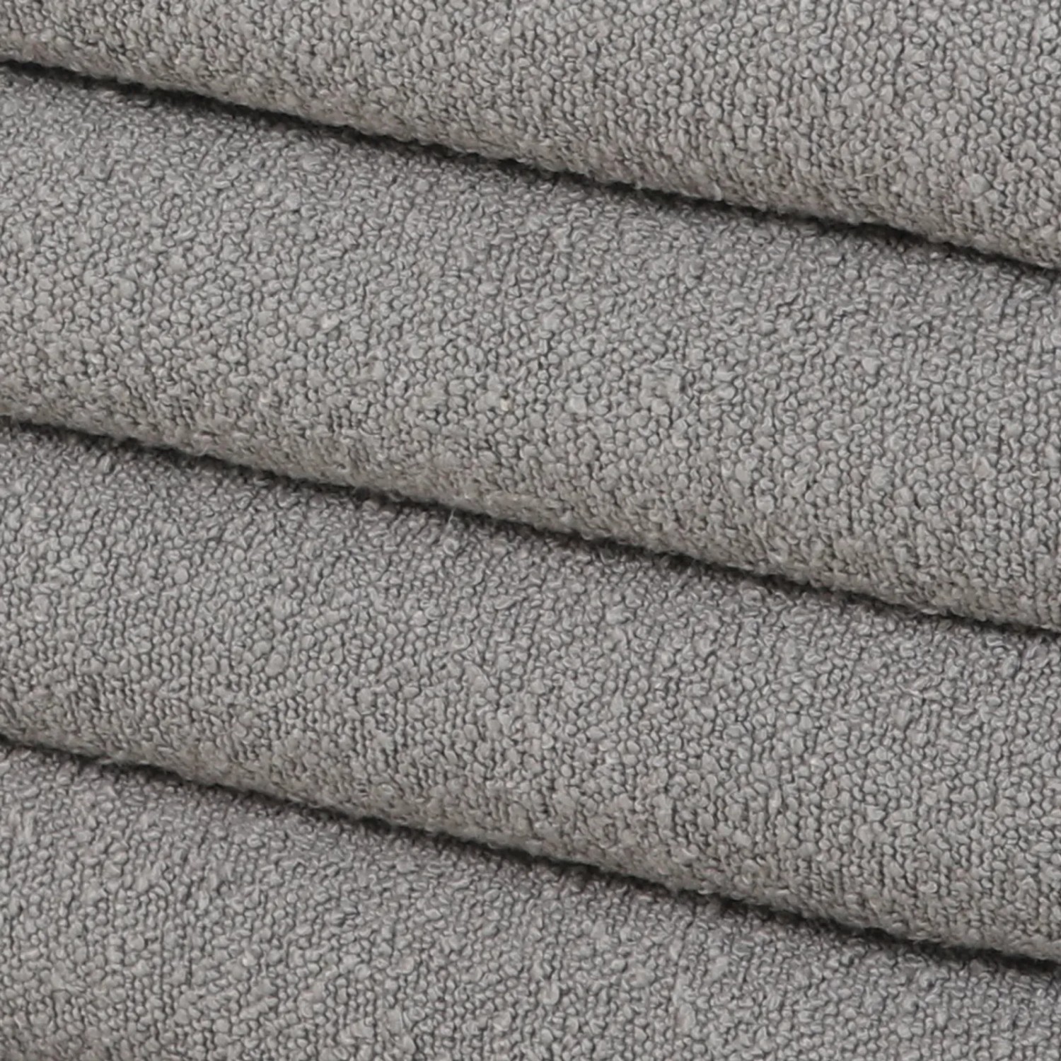 Detailaufnahme: Hellgrauer Teddybouclé-Stoff des Svita Blossom XL Hocker / Sitzhockers.