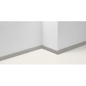 Parador Sockelleiste SL 3 Eiche D108, 40mm hoch, an Wand montiert.